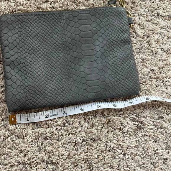 Merona Faux Snakeskin Clutch/Crossbody grey with gold chain - Picture 6 of 7